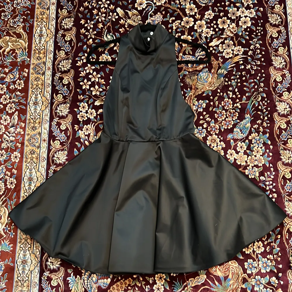 Har använt dena kläning bara 2-3 gånger och ser som ny ut köpde den för 2900 på NK och säljer nu den för 1300. Kvitto fins.. Klänningar.