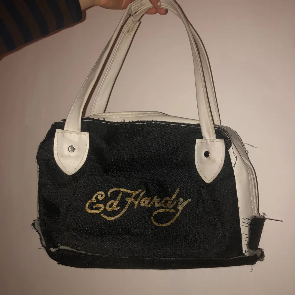 Vintage Ed Hardy väska med hjärta detalj. Använd och har en par fixade grejer.. Väskor.