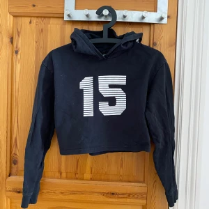 Svart hoodie  - Hoodie fast som en magtröja. Knappt använd och väldigt snygg! Storlek 160, så rekommenderar från barn 13-14 år.