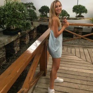 Pull&Bear klänning  - Så fin klänning från Pull & Bear! Nästan som ett jeans tyg men tunt! Passar en XS! Sitter fint vid ryggen med