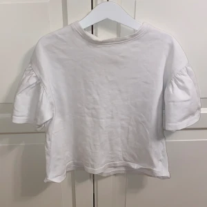 Puffärmad topp - Så unik med puffärmar, så fint för att piffa upp vardags outfitarna! Så omtyckt och välbevarad! 😍 