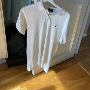 Väldigt snygg vit Ralph Lauren Piké i storleken 16-18 vilket jag skulle säga passar S kanske även XS. Kom privat för fler bilder. 😃