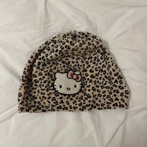 Jätte cute hello kitty mössa med leopard print 😼🐆🎀🧸 riktigt y2k stil i bra skick med bra pris 👌