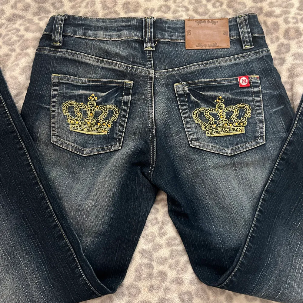 Säljer dessa supersnygga och coola lågmidjade jeansen från Monday Denim 💗 De är i ett väldigt bra skick men har små slitningar längst ner på benen, skriv för bilder 💗 Midjemåttet är 40 cm tvärsöver!. Jeans & Byxor.
