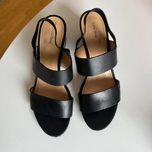 Sandaletter från other stories - Använda ett fåtal gånger. Se bilder för skick. Lite skavt på sulan samt framtill på skorna. Annars bra skick. Äkta läder, nypris ca 1200