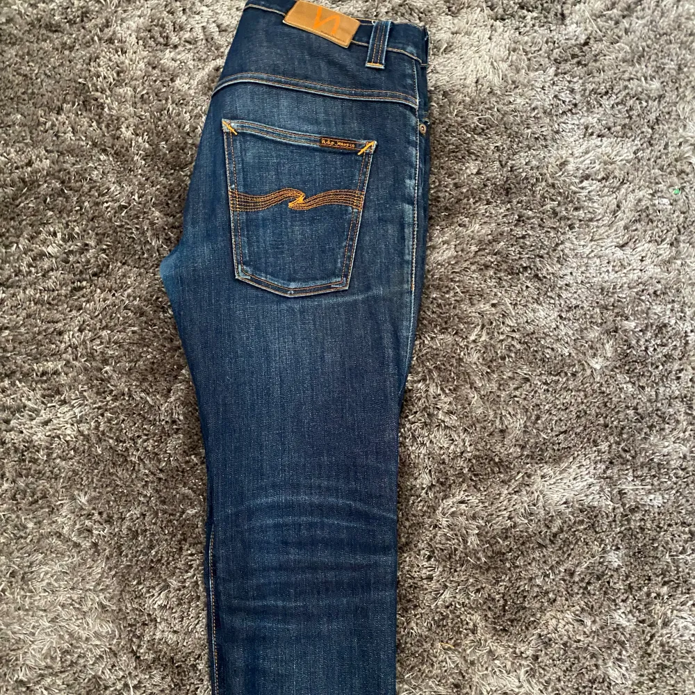 Tja säljer nu dessa nudie jeans för endast 600 kr ny pris 1600. inga defekter eller andra skador på plagget hör gärna av er vid frågor.. Jeans & Byxor.
