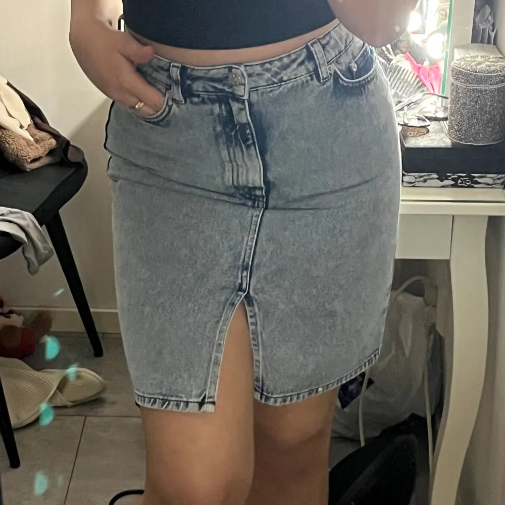 Kort jeans kjol med slits i mitten perfekt till sommaren! . Kjolar.