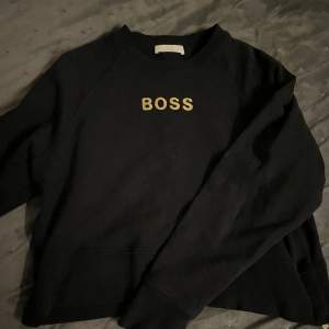 Hugo boss tröja där det står ”golden days” på ryggen samt har dragkedjor vid sidan skriv privat för bild