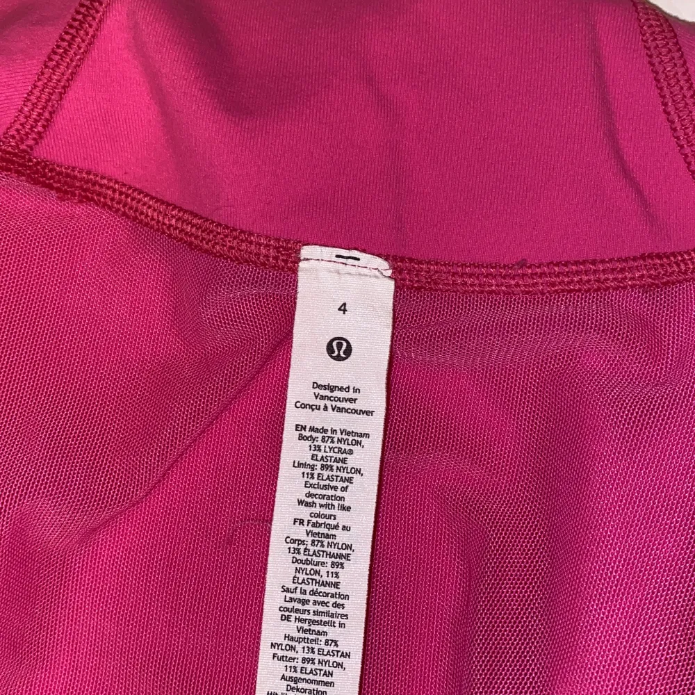   Lululemon träningsjacka/definejacket i en jätte fin rosa färg. Köpt på NK för mindre än ett år sedan och kostar runt 1300 ny. 💗 I nyskick och knappt andvänd. Den är en storlek 4 men passar som en XS. Säljer pga att den inte passar längre 💗 . Jackor.