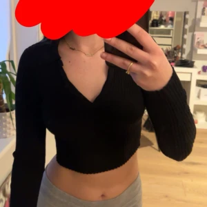 Tröja med krage - Assnygg ribbad tröja från hm med krage. Har använt den 1 gång!