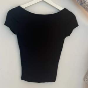 T-shirt med öppen rygg från Gina Tricot. Aldrig använd och nypris är 200kr.