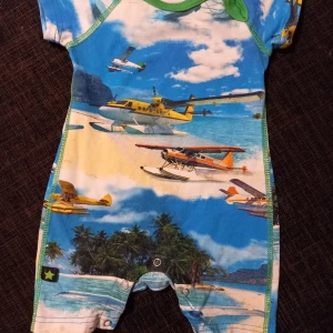 Playsuit strl. 56 - Playsuit/jumpsuit/onesie i storlek 56 från Molo. I fint skick, inga hål eller fläckar. Knappar i grenen för att underlätta vid blöjbyte.  Tvättad i parfymfritt tvättmedel och utan sköljmedel.