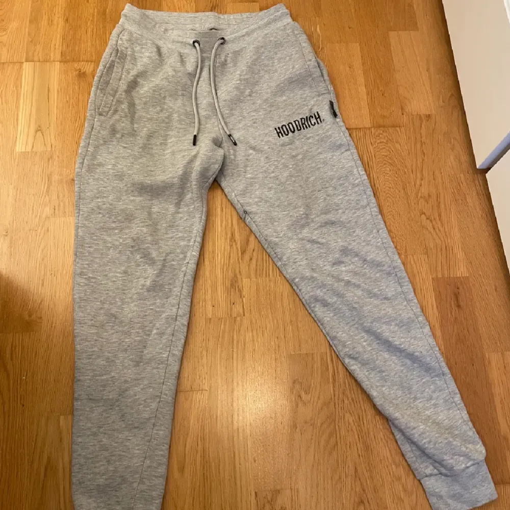 Säljer dessa mjukisar eftersom de blivit för små, har endast används några gånger och är i gott skick. Frakt 50kr . Farkut & Housut.
