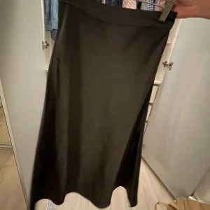 Lång satin kjol - Jätte fin och Classy satinkjol som aldrig kommer till användning❤️ resår där bak så att den sitter bra👌
