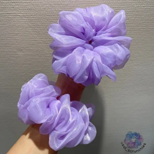 XL- Purple Scrunchies 1st - Mått diameter: ~16 cm(XL) Material: Polyester Instagram: sol_scrunchies