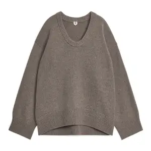 Superfin stickad tröja i ull från Arket i strl XS/S, köpt för 990kr, skicket är som ny, säljer pga kommer ej till användning 🤎