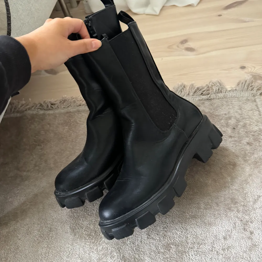 Chunky boots svarta  Storlek 40 passar också 39. Skor.