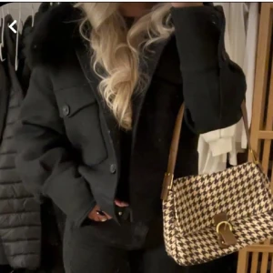 SUPERSNYGG meotine kappa!! - ÄLSKAR denna superfina meotine kappan, ”charlie jacket” i svart, har haft den i ca ett halvår men mycket fint skick, skriv vid intresse, säljer endast vid bra bud, köpt för ca 3000 och verkar vara slutsåld💋💋!!
