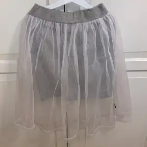 Denna kjol är ett sett tillsammans med toppen nedanför men är lika snygg själv också! Kommer från unikt märke och kjolen är även unik!