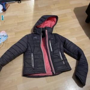 Uhip jacka🙌🏼 - Den är i bra skick super fin men den är lite kort upplever jag. Jag har har kjolen till om ni är intresserade av den kan ni komma med ett pris så pratar vi vidare sen🥰 är också alternativ ett byte till damstorlek s 