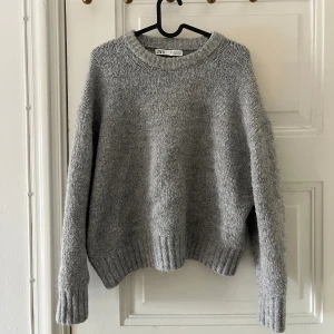 Stickad tröja  - Grå stickad tröja från Zara i storlek S