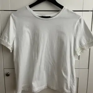 Säljer denna t-shirt från Zara då den inte kommer till användning. Den har söta detaljer vid ärmarna, endast använd en gång 💕