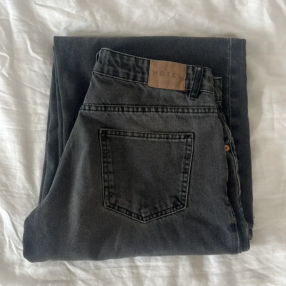 Jeans från Motelrocks i modellen ”Roomy extra wide low rise”❣️ tidigare varit mina favoritjeans vilket gör att sömmen vid hälen blivit lite fransig! I färgen black wash 🌟(nypris 71€, ca 820kr). Jeans & Byxor.