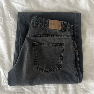 Low rise jeans baggy - Jeans från Motelrocks i modellen ”Roomy extra wide low rise”❣️ tidigare varit mina favoritjeans vilket gör att sömmen vid hälen blivit lite fransig! I färgen black wash 🌟(nypris 71€, ca 820kr)