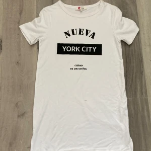 T-shirt klänning  - Vit T-shirt klänning *finns en fläck 