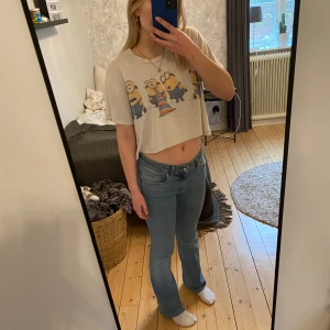 Tröja - Vit minion tröja, jätteskönt material!🤍💛💙