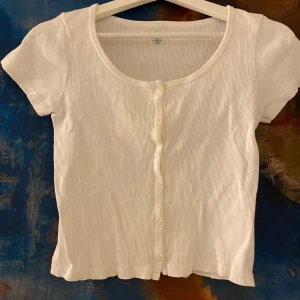 Tröja från Brandy Melville med knappar - Köpte den här från Brandy Melville för två år sedan och har inte kommit till användning ännu💕 Det fanns bara ”ONE SIZE” men skulle säga att den är storlek s