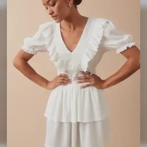 Säljer denna klänningen i storlek S! Helt oanvänd med lappen kvar + slutsåld på hemsidan!  Perfekt till studenten😍