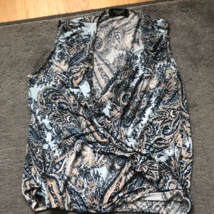 Topp - Säljer en jätte snygg topp som är perfekt till sommaren. Skriv vid frågor eller fler bilder❤️