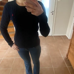 Stickad tröja  - Skitsnygg stickad tröja från Ralph lauren som tyvärr inte kommer till användning. Inga defekter eller tecken på användning skriv för fler bilder Köparen står för frakten  