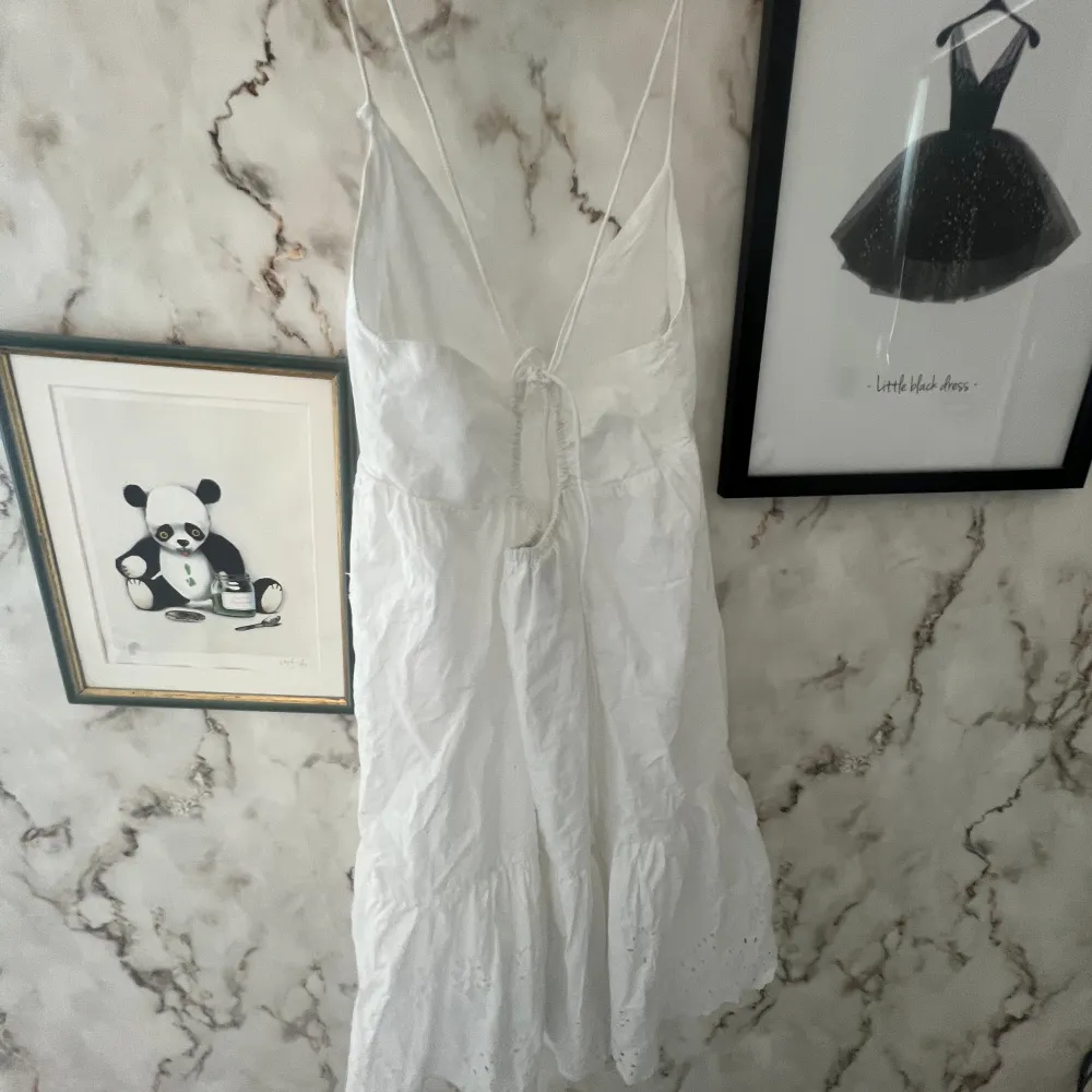Zara klänning. Denna klänningen är ifrån 2022 men köptes från min kusin som knappt har använt den. Jag köpte den för 2 Månader sen (feb 2024). Säljer pga att den passar mig inte i min stil. Så den passar mig alltså på mig men inte stilen. Stolek S!. Klänningar.