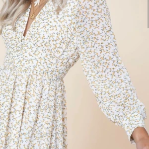 SÖKER!! Napoli adoore dress lemon  - Hej söker Napoli dress från adoore i färgen guld. Storlek 40/42 kan eventuellt tänka mig 44 och större och sy in den. Någon som har??