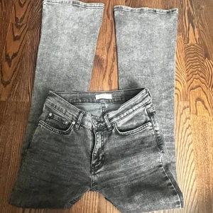 Low waist jeans  - Säljer de populära Jensen från Gina. Dem är knapt andvända och helt i nysick. Vid snabb affär kan priset diskuteras 