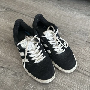 Adidas busenitz skateboarding skor - Adidas busenitz 38,5 skateboarding skor, inuti finns hål i hälen höger, klippte bort plös