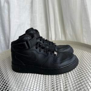 Helsvarta Air force 1 från Nike! Sparsamt använda och har senaste åren mest fått stå fint på hyllan. 🌸