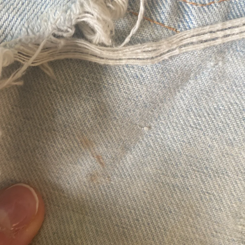 Fina jeansshorts ifrån zara i strl 38 - S/ M . Dessa har en fläck på sig men det märks inte när man har på sig de. Fläcken ser du på bild 3. Shortsen har även gått sönder lite på sidan. Men det går säkert att sy igen lite🌟. Köptes för 400kr . Shorts.