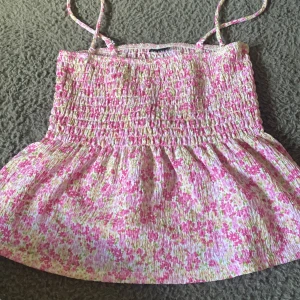 Linne ginatricot - Ett gulligt linne ifrån Gina. Man kan ha den som kjol också. Och ta bort banden . Inga defekter . Nypris 199kr 