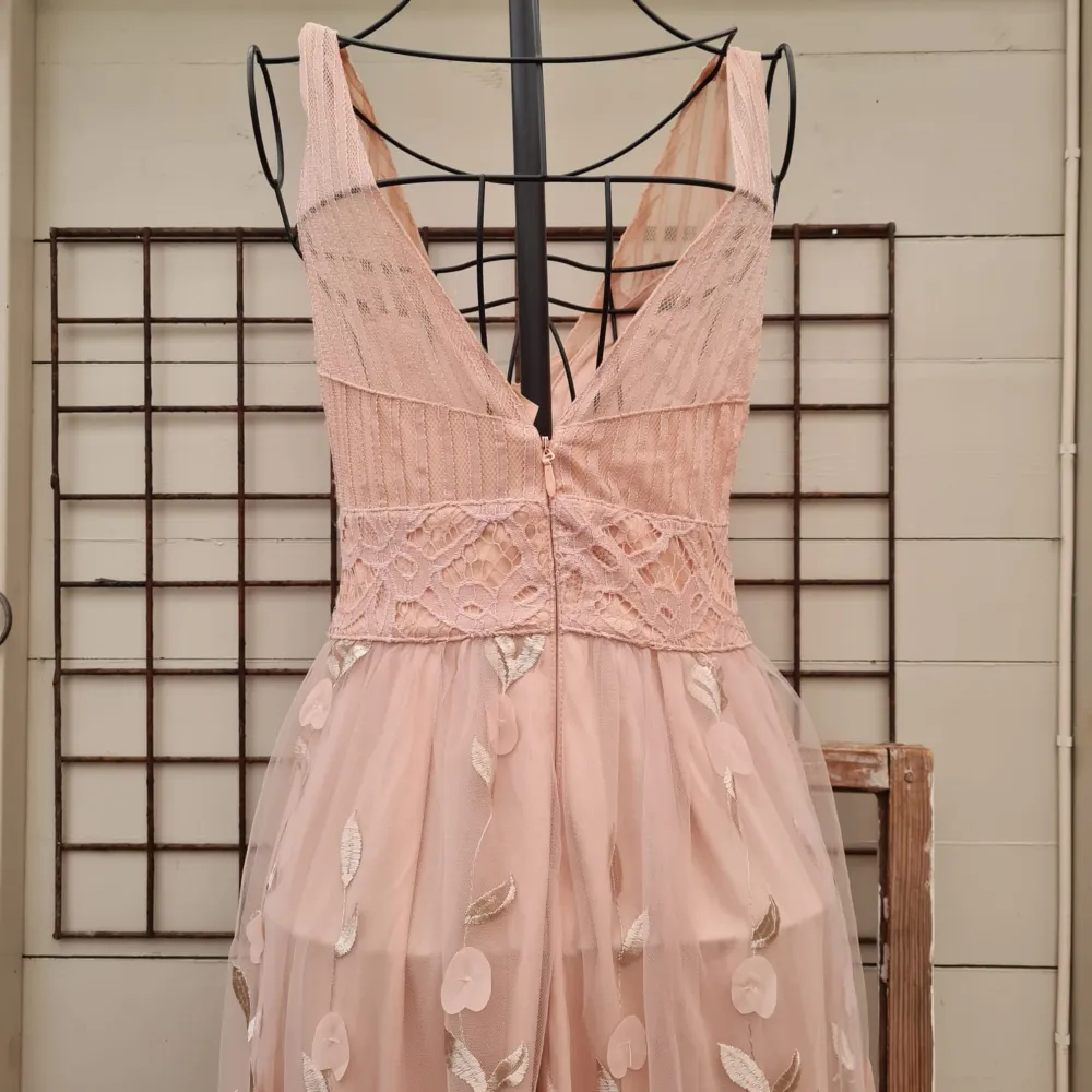 Fin ljusrosa klänning med blommor. Märke Soky & Soka. Använd 1 gång. Stl M.. Klänningar.