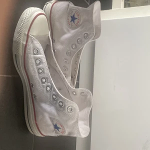 Converse skor - Säljer mina använda converse som ni kan se.Skosnörerna är borttappade men alla fläckar som ni ser kan gå bort i tvätten men det är därför jag säljer så billigt💗