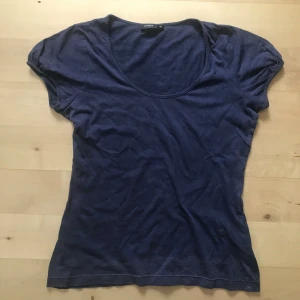 Mörkblå T-shirt med puffärm:) - Enkel formfitting T-shirt med gullig liten puffärm. Bra skick!