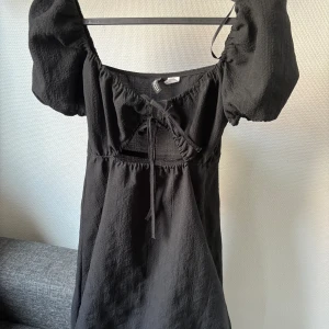 Klänning  - Jättegullig Klänning från hm. Inte använd mycket alls.  Säljer för 150