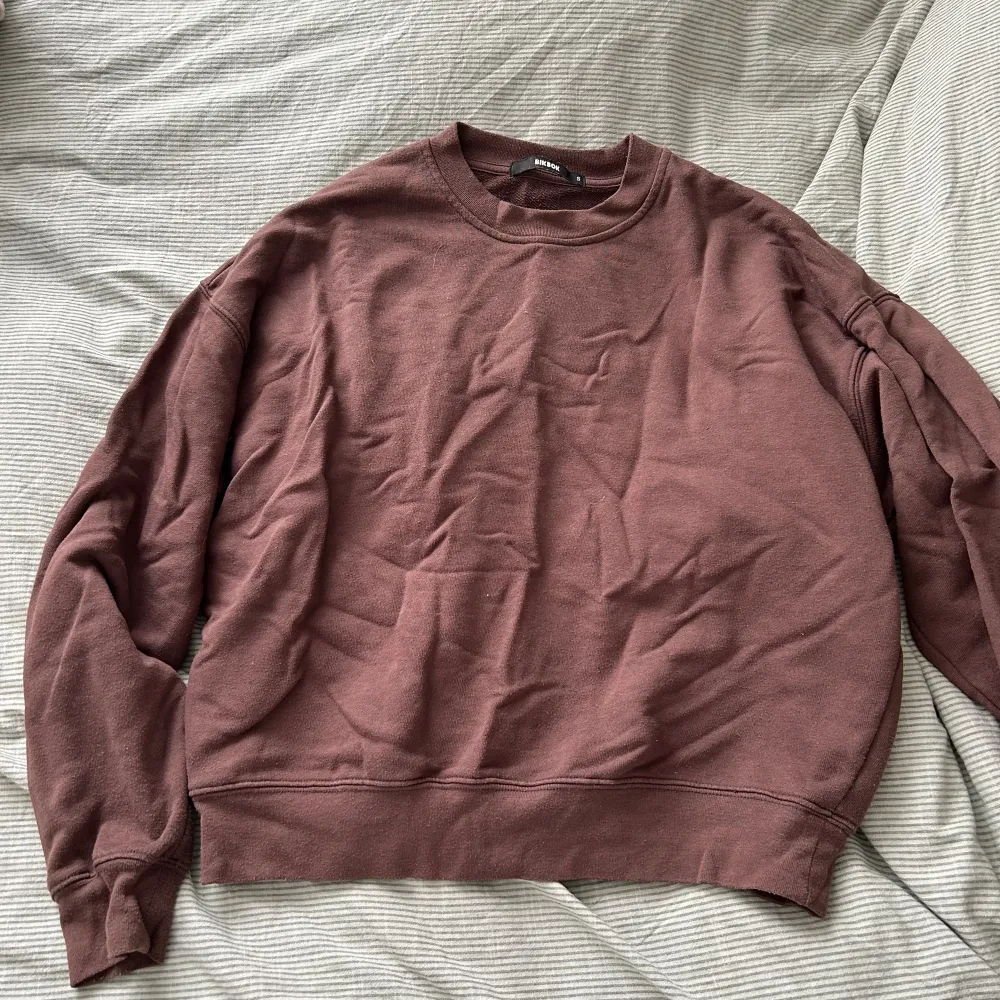 Brun sweatshirt från BikBok  i strl Small. Sparsamt använd och i fint skick. Pris: 100 kr + frakt☺️. Hoodies.