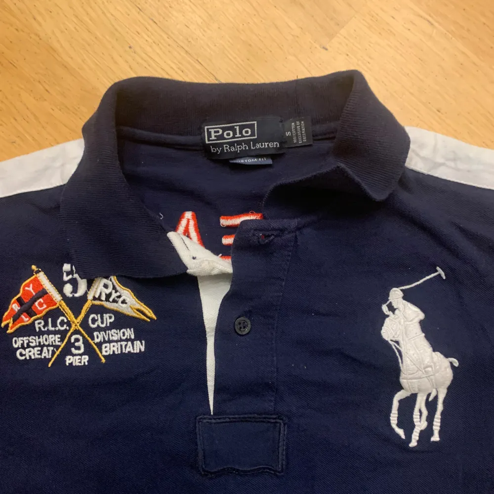 Asfet polo med great britain embroidery 🇬🇧 Inga defekter förrutom en blå fläck på ärmen (bild 1) ➕nya trueys 🔜. T-shirts.