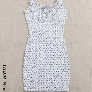 Kort blommig klänning  - En kort vit klänning med blåa blommor på. Denna har aldrig kommit till användning så den är precis som ny😍😍😍