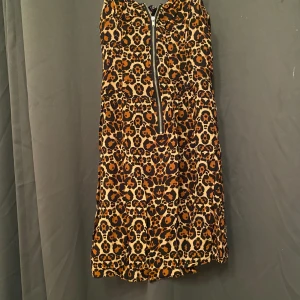 fin kort klänning  - storlek 36, S,XS. jätte fin. man kan använda för ute eller som natt linne 