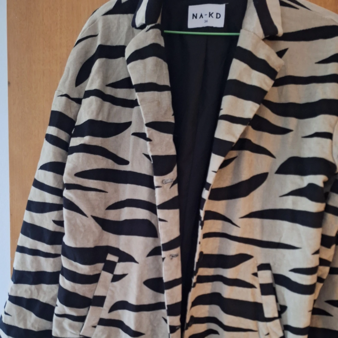Mönstrad kappa jacka från NA-KD  - 93